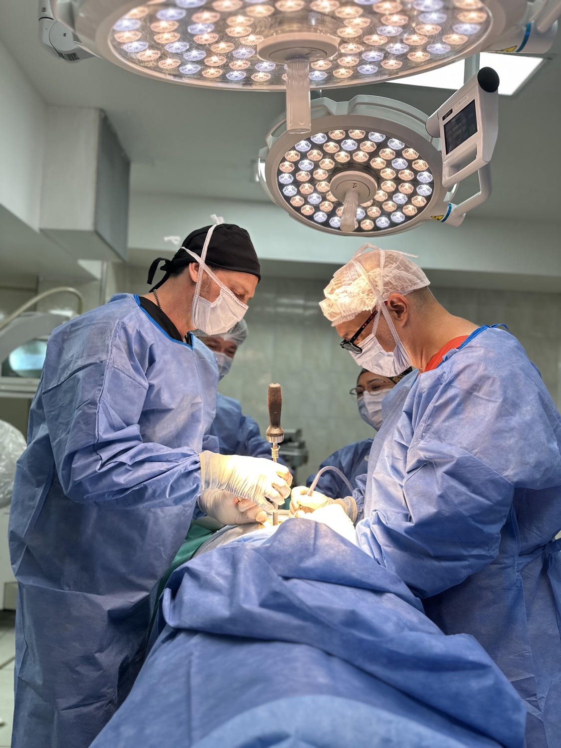 Dr. Lucas Rueda operando junto a su colega neurocirujano
